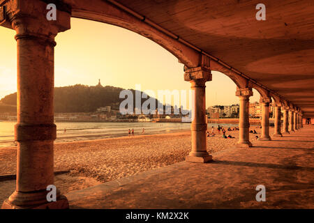 La plage de La Concha ou baie de la Concha est une des plus célèbres plages urbaines en Europe. Banque D'Images