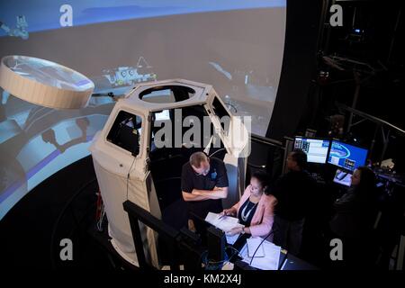 Expedition 53 L'astronaute américain randy bresnik durant la simulation de la formation dans la coupole du Dôme alpha dans la catégorie robotique au centre spatial Johnson à Houston, au Texas. Le simulateur permet aux astronautes de pratiquer le bras télémanipulateur canada 2 sans être dans l'espace. Banque D'Images