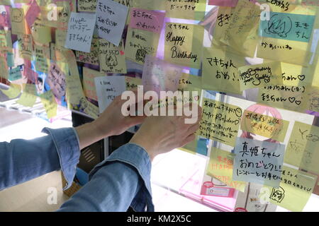 Mur de Post-it à l'intérieur d'un centre de jeu Shibuya Banque D'Images