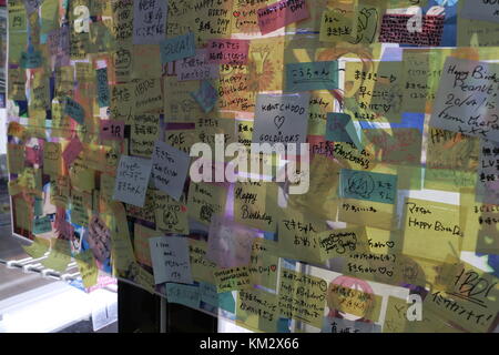 Mur de Post-it à l'intérieur d'un centre de jeu Shibuya Banque D'Images