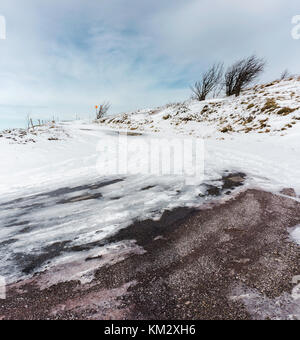 Route - neige et de glace dans les Vosges en hiver, France. Banque D'Images