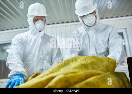 Les travailleurs de l'usine de recyclage de plastique des Tri Banque D'Images