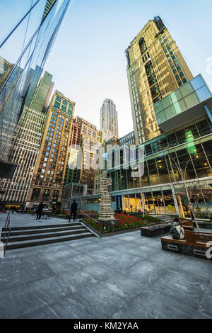 New York, USA - 24 avril 2015 : petit jardin public au 120 West 42e rue, entre la 6e et la 7e avenue à Manhattan, New York City, New York, USA. Banque D'Images