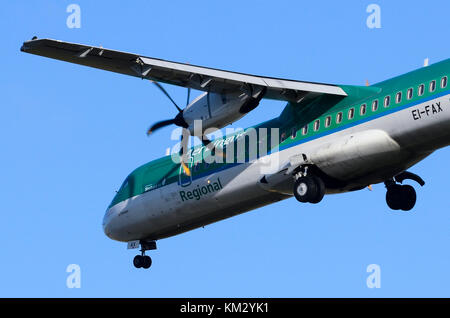 ATR 72 exploités par Air Stobart au nom de Aer Lingus Regional, l'aéroport de Birmingham, Royaume-Uni. ATR 72-600 EI-FAX Saint Finian est vu en approche pour l'atterrissage. Banque D'Images