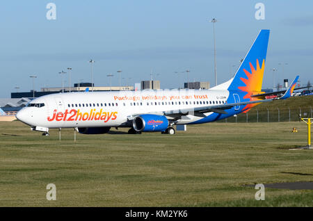 Boeing 737, Jet2 Vacances, l'aéroport de Birmingham, Royaume-Uni. Boeing 737-8MG G-JZHM est vu circuler le décollage. Banque D'Images