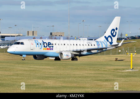 FlyBe Embraer ERJ-175, l'aéroport de Birmingham, Royaume-Uni. Embraer ERJ-175STD G-FBJI est vu circuler le décollage. Banque D'Images