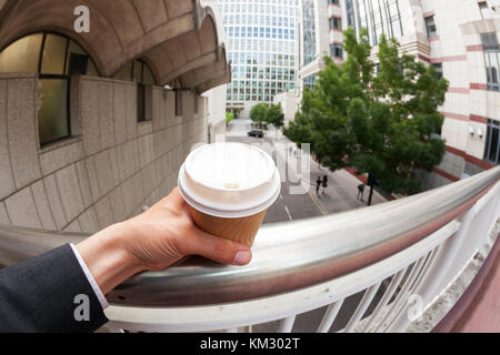 Point de vue personnel d'un homme d'affaires de boire une tasse de café Banque D'Images