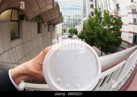 Point de vue personnel d'un homme d'affaires de boire une tasse de café Banque D'Images