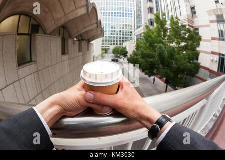 Point de vue personnel d'un homme d'affaires de boire une tasse de café Banque D'Images