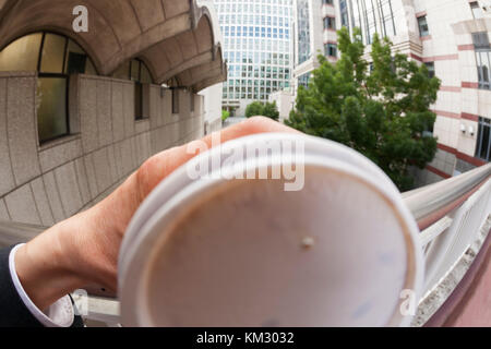 Point de vue personnel d'un homme d'affaires de boire une tasse de café Banque D'Images