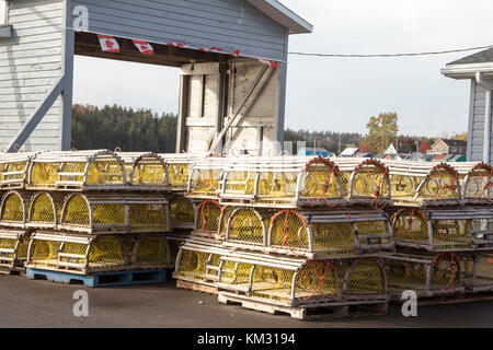 Des casiers à homard empilés sur le quai le long du littoral de l'Île du Prince Édouard, Canada. Banque D'Images