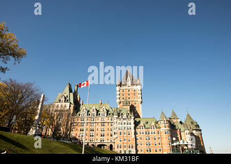 Drapeau canadien sur le poteau par le vieux fort de la ville de Québec, Québec, Canada le jour ensoleillé. Banque D'Images