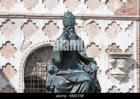 Statue du pape Jules III par Vincenzo Danti devant la cathédrale de Pérouse sur la Piazza IV Novembre à Pérouse, Ombrie, Italie. 27 août 2017 © Wojciech S Banque D'Images