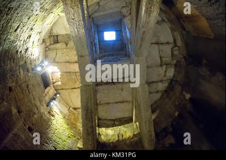 Pozzo Etrusco étrusque (bien) de III siècle avant J.-C. dans le cadre de la Piazza Piccinino, une ancienne ville étrusque Perusia dans la vieille ville de Pérouse, Ombrie, Italie. 30 UN Banque D'Images