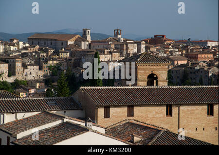 Quartier gothique Cathédrale Metropolitana di San Lorenzo (Cathédrale de San Lorenzo) et le Palazzo dei Priori (Mairie) à Pérouse, Ombrie, Italie. 27 août 2017 Banque D'Images