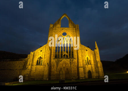 Abbaye de Tintern, cistercienne et un sur les rives de la rivière Wye, au crépuscule. Vallée de la Wye, Monmouthshire au Pays de Galles. Banque D'Images