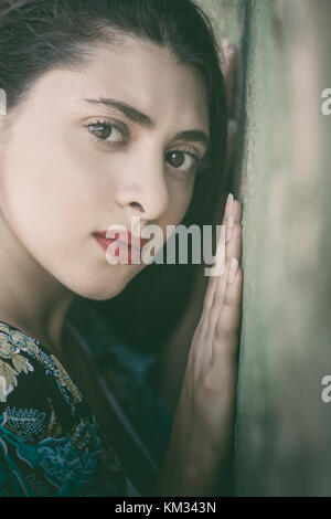 Young woman staring en plein air Banque D'Images