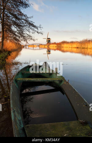 Bateau coulé dans le canal près de groot-ammersche boezem ammers dans la région néerlandaise avec l'Alblasserwaard achterlandse moulin en arrière-plan Banque D'Images