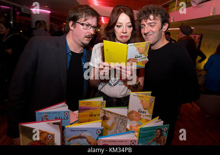 Auteurs Joel Morris et Jason Hazeley avec Diane Morgan de TV (Philomena Cunk, Phoenix Nights & Charlie Brooker's Screen Wipe) célébrant le jalon de 5 millions de ventes et le lancement de 11 nouveaux titres dans la série Ladybird Books for Grown-ups lors d'un événement de célébration au Royal Festival Hall avec : Joel Morris, Jason Hazeley, Diane Morgan où : Londres, Royaume-Uni quand : 02 Nov 2017 crédit : Andrew Fosker/PinPep/WENN.com Banque D'Images