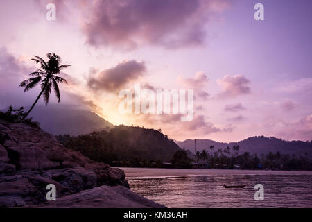 Palmier et le coucher du soleil sur l'île de Tioman en Malaisie Banque D'Images