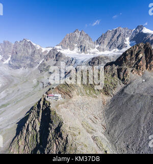 Refuge alpin en haute montagne, Trekking à Valtellina Banque D'Images