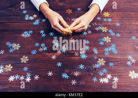 Sparkler composée de femmes et des flocons de neige sur la table, vue du dessus Banque D'Images