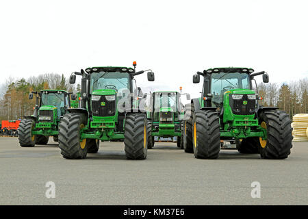 Forssa, Finlande - 10 mai 2014 : quatre tracteurs agricoles John Deere, deux 6210r sur le banc avant, 7530 et 6820 sur l'arrière. john deeres sens du fumier Banque D'Images