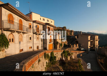 Une vue du village de savoca, Sicile, Italie. La ville a été l'emplacement pour l'ensemble des scènes à corleone de Francis Ford Coppola le parrain du bar. Banque D'Images