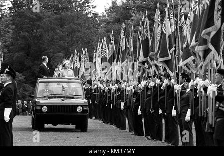 La reine Elizabeth II et le Prince Philip, duc d'Édimbourg, dans la Land Rover Royal parmi une mer de normes lorsqu'elle a pris le Royal British Legion Review au château de Windsor. Banque D'Images