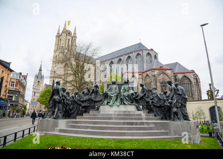 Gand, Belgique - 16 Avril 2017 : statue en bronze de deux frères Van Eyck - Hubert et Jan. Et Saint Bavo sur l'arrière-plan. Gand, B Banque D'Images