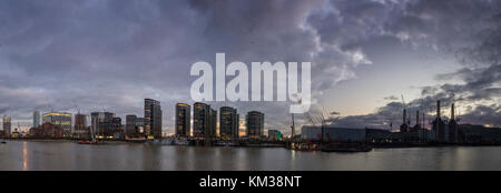 Vauxhall Cross, St George's Wharf et de nouveaux blocs d'appartement sur la rive sud de la Tamise Banque D'Images