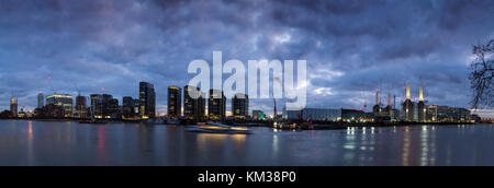 Vauxhall Cross, St George's Wharf et de nouveaux blocs d'appartement sur la rive sud de la Tamise Banque D'Images