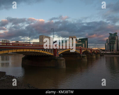 St George's Wharf et la Tamise Banque D'Images