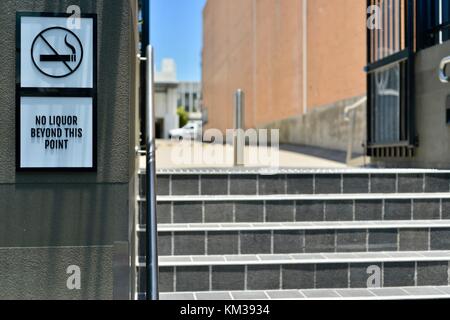 Ne pas fumer et aucun au-delà de ce point les signes, City Lane et de la ville d'arcade, Townsville, Queensland, Australie Banque D'Images