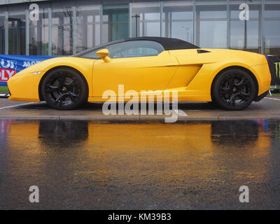 VILNIUS, LITUANIE-Août 20, 2017 : Jaune Lamborghini Gallardo Spyder dans la pluie. Ce modèle est l'une des voitures les plus populaires pour les fans de Lamborghini. Banque D'Images