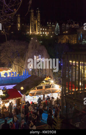 Sommaire d'une section d'Édimbourg en 2017, la nuit de Noël de Princes Street Gardens retour au nouveau collège sur la butte. L'Écosse, Royaume-Uni Banque D'Images