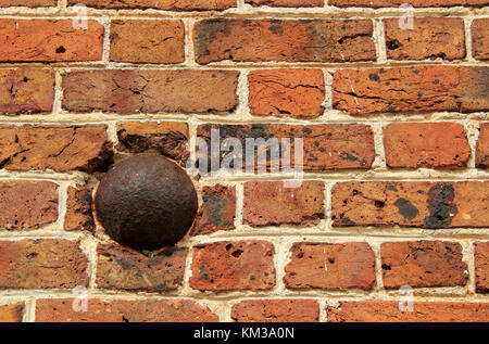 Boulets de la Révolution américaine peut encore être retrouvé dans les murs de l'élégant Nelson House, situé dans le port colonial de Yorktown Banque D'Images