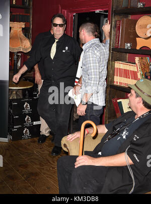 FORT LAUDERDALE, FL - 20 mars : l'Acteur Dan Aykroyd's star power a atteint un bas qu'il semble qu'il a été réduit à la vodka signature des bouteilles sur la discothèque locale le 20 mars 2015 à Fort Lauderdale, en Floride. People : Dan Aykroyd Banque D'Images