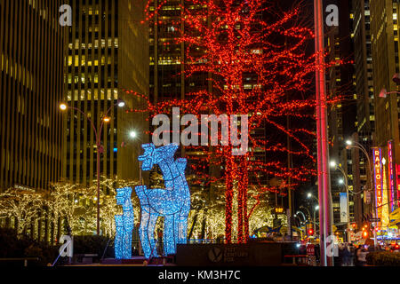 New York, NY États-Unis - 26 novembre 2017. Saison de Noël à New York City Avenue of Americas. Banque D'Images