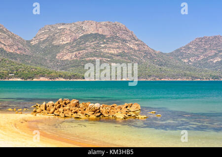 Les dangers des chaînes de montagne photographié à partir de la plage de Richardson au centre des visiteurs du parc national de Freycinet - Coles Bay, en Tasmanie, austr Banque D'Images