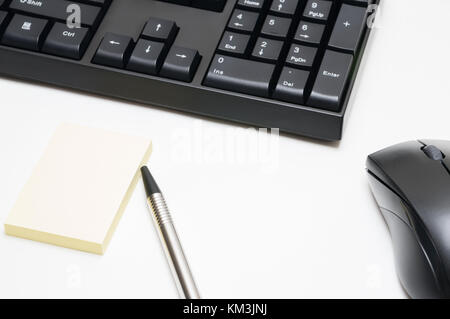 Clavier de l'ordinateur et de la souris, stylo, Post-it jaune isolé sur fond blanc Banque D'Images