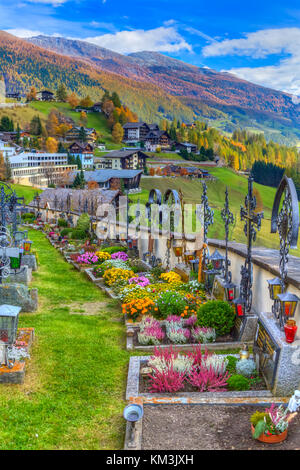 Le cimetière de l'église Saint Vincent dans le village de Heiligenblut, Carinthie, Styrie, Autriche, Europe. Banque D'Images