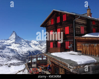 Vue sur le cervin et fluhalp hut devant un ciel bleu Banque D'Images