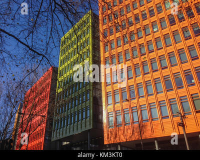 Londres, Royaume-Uni - 4 décembre 2015 : Central Saint Giles. Décoration architecture moderne en face d'un ciel bleu à Londres Banque D'Images