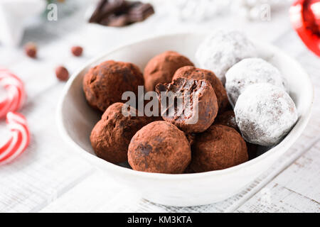 De délicieuses truffes au chocolat et bonbons au chocolat de Noël dans un bol. Vue rapprochée Banque D'Images