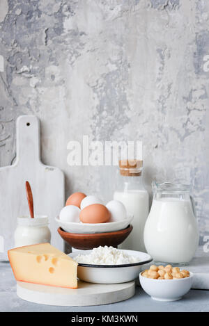 Les produits laitiers sur table de marbre sur fond de béton. Les producteurs de fromage, fromage, lait, yogourt, crème sure, œufs et fromage fumé. Les agriculteurs biologiques dai Banque D'Images