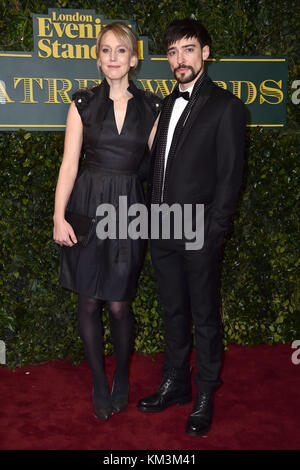 Hattie Morahan et Blake Pierre petit assistant à l'Evening Standard Theatre Awards, au théâtre à Londres. ASSOCIATION DE PRESSE Photo. Photo date : dimanche 3 décembre 2016. Crédit photo doit se lire : Matt Crossick/PA Wire. Banque D'Images