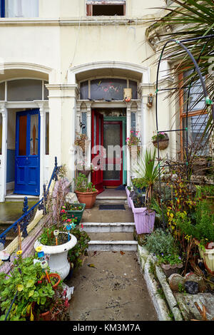 Chambre avec porte d'entrée et chemin d'accès jusqu'à l'avant jardin Banque D'Images