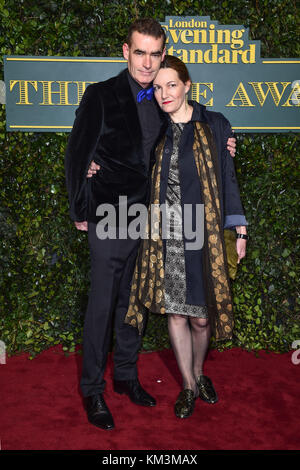 Tanya Ronder et Rufus Norris assistant à l'Evening Standard Theatre Awards, au théâtre à Londres. ASSOCIATION DE PRESSE Photo. Photo date : dimanche 3 décembre 2016. Crédit photo doit se lire : Matt Crossick/PA Wire. Banque D'Images