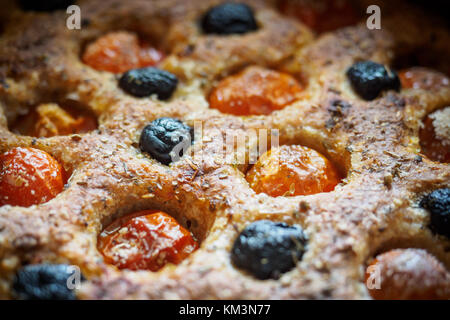 Gros plan d'une focaccia typique des Pouilles dans un bac d'étain sur une planche de bois. Mise à plat. Le format paysage. Banque D'Images